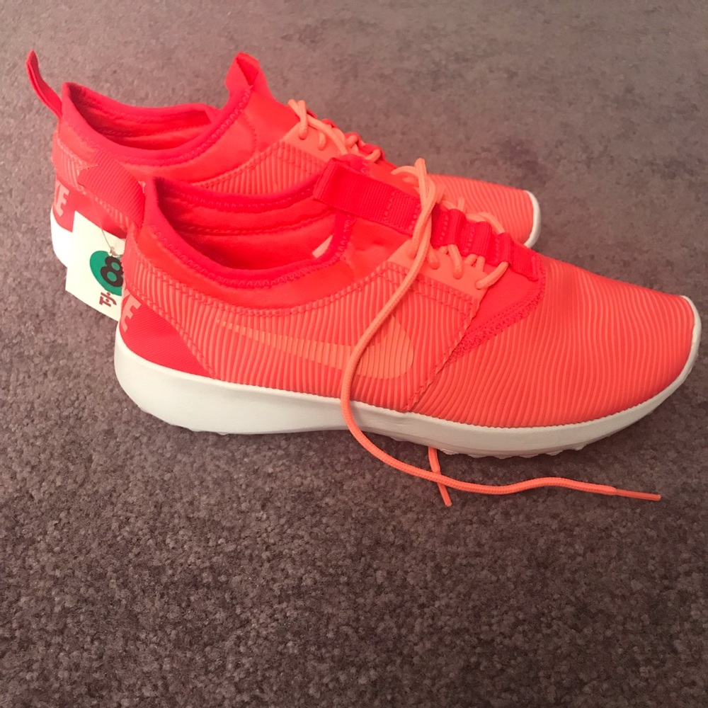 Women’s NWT size 8 Nike Sneakers